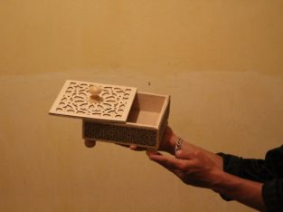 ديكوراة خشبية ، صندوق خشبي للحلويات.